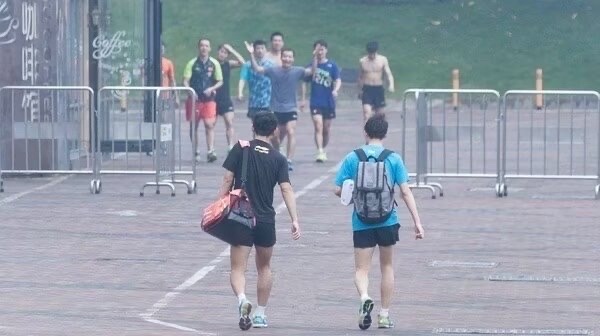 右边背影是谁？35038 