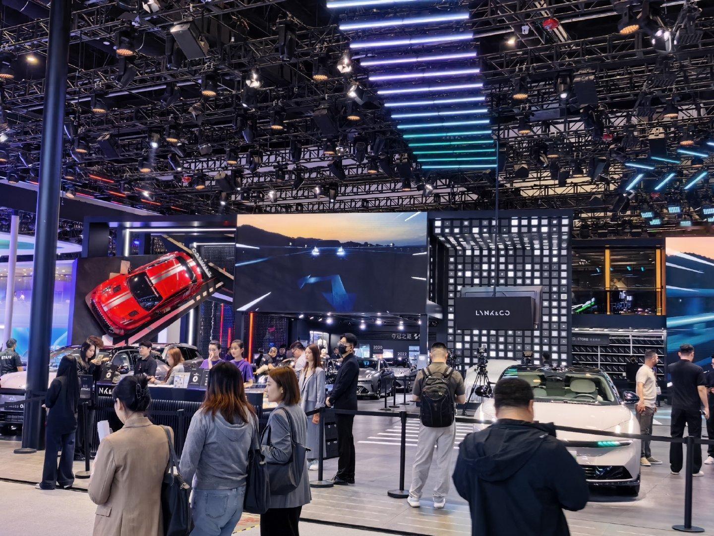 人群中碰到了高大威猛的。但是没叫他，因为在赶路。 