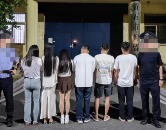 湖北黄石，在KTV的包厢里，一群男女正在沉醉，男子互相都搂着几个大长腿美女，正在