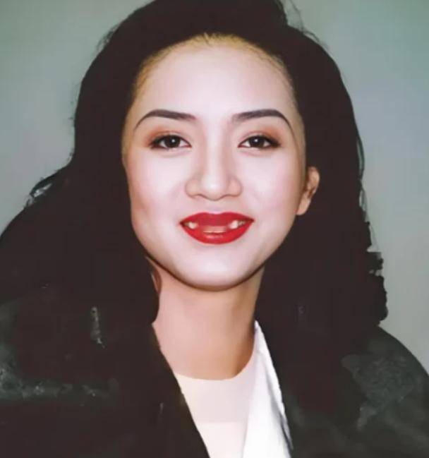 梅艳芳离世后不久，她的主治医生在一次采访中说道：其实她的病原本有可能治好的，但就
