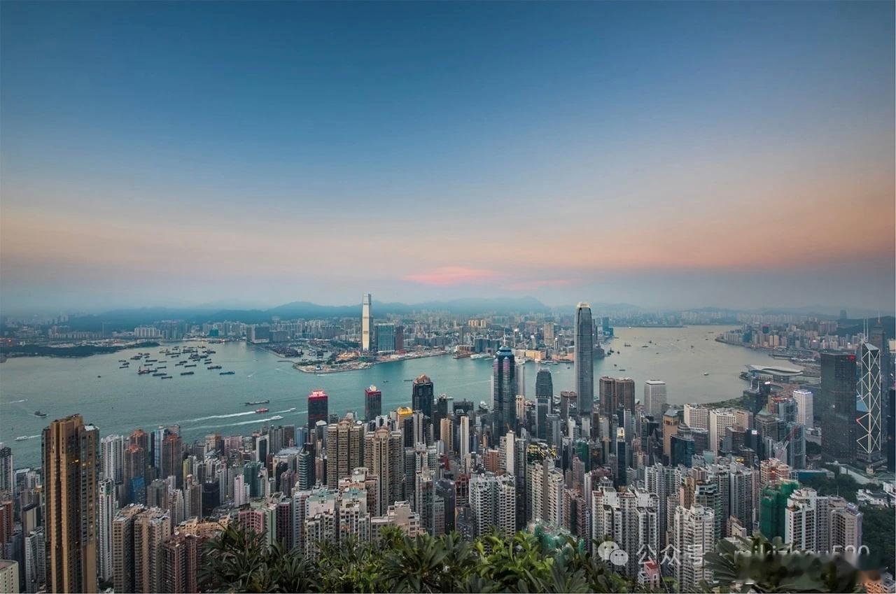 如果你娃是高考状元，选港大？选清北？ 北京小孩但凡够得着清北的分数线，一般都不太