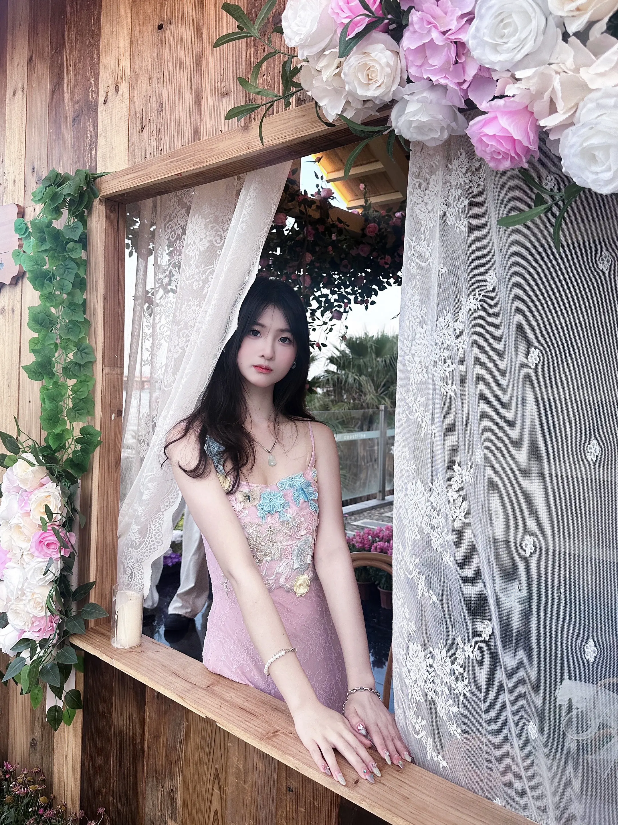 她像是含苞待放的花骨朵