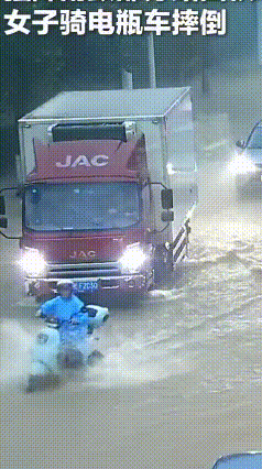 暴雨路遇女子涉水摔倒，货车司机冒雨出手太暖心
 8月5日，湖北秭归突降暴雨，建东