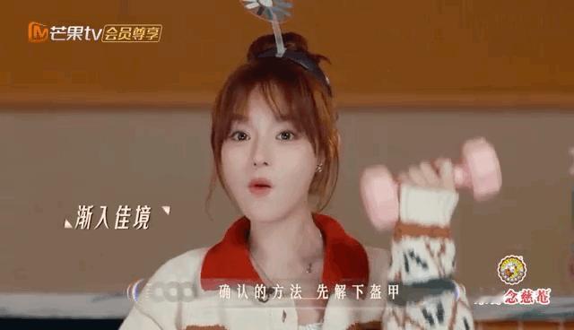 看着黄霄雲一边疯狂吃东西，一边努力唱歌玩游戏，简直笑疯了！节目组这是专门为难她吧