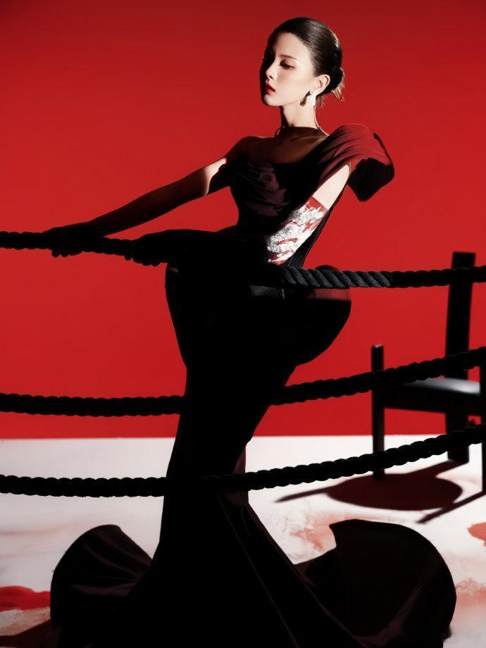 杨超越红黑礼服裙杨超越红玫瑰舞者look 期待杨超越 ​​​