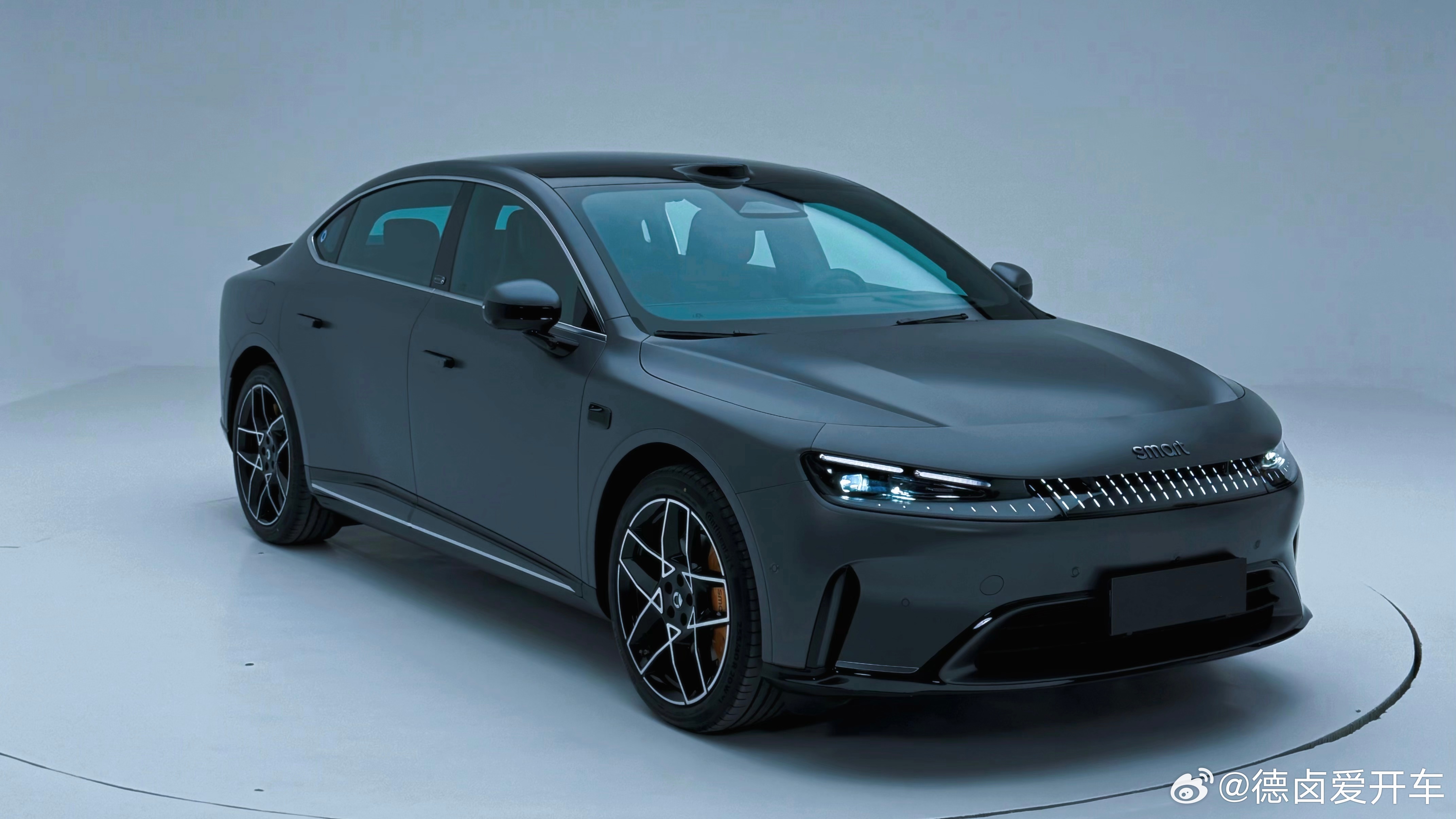 smart精灵6号这套设计有个冷知识，这是设计师瓦格纳在奔驰的收官之作，在年初结