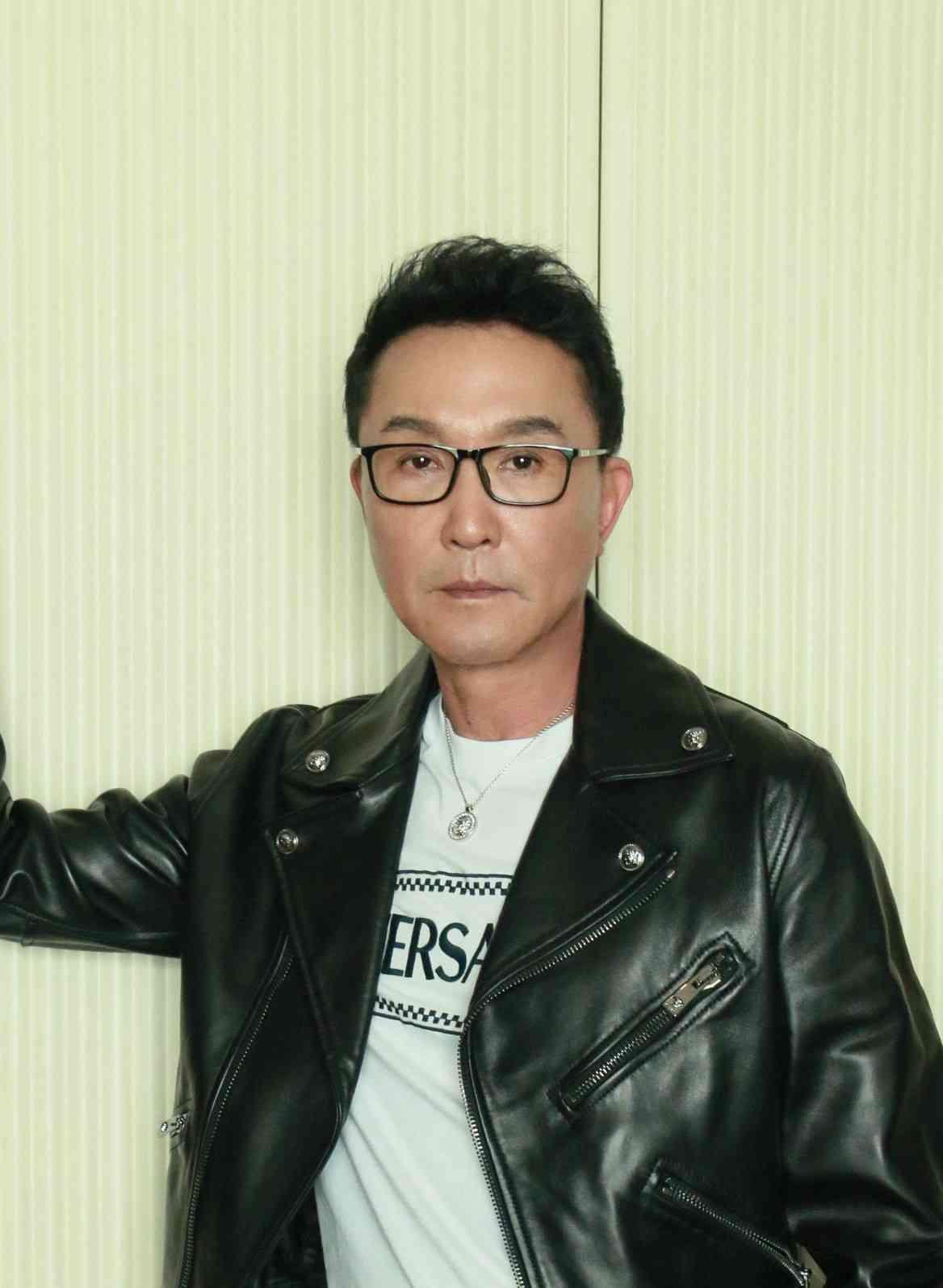 吴刚，1962年生于北京，国家一级演员，北京人民艺术剧院台柱，手握话剧金狮奖、金