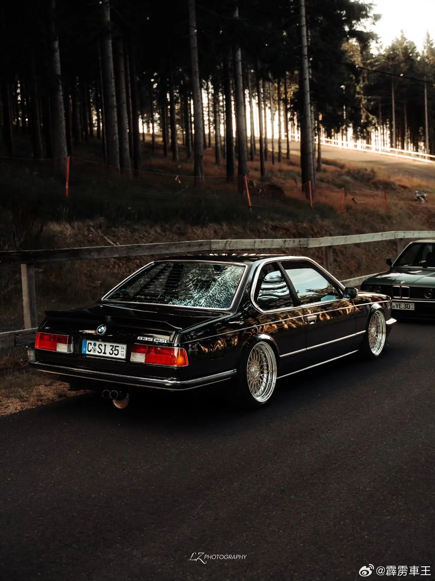 诞生于80年代，定义德系豪华GT天花板。修长车身、鲨鱼鼻设计，至今仍是无可复刻的