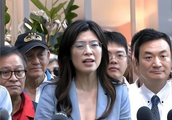 万万没想到！郑丽文亲自跑一趟大陆，民调不升反降，直接跌到4%。这一脚踩空，把20