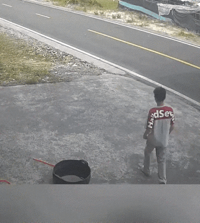 贵州，一男孩中考结束后拉着行李回家，而男孩刚到家门口便远远看到背着猪草的奶奶回来