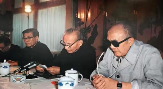 黄克诚同志晚年时，在一次会议上曾仗义执言“丑化、歪曲毛主席，就是歪曲我们的党和国