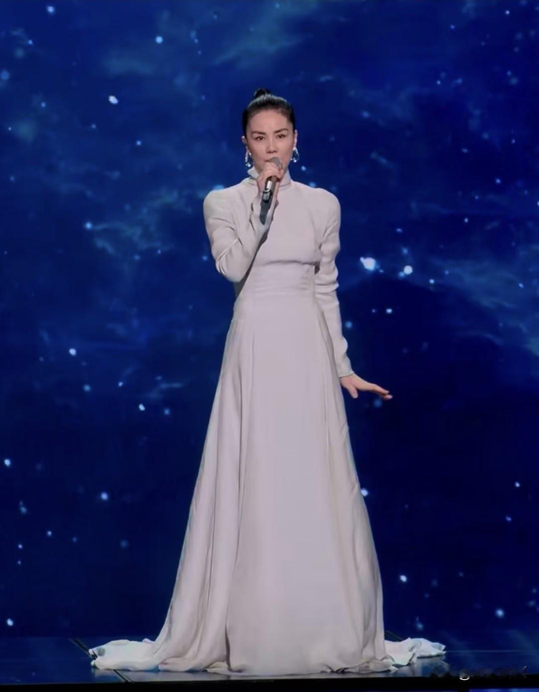 这届春晚最扎心的
不是王菲翻车，
而是当你听完李健的稳定、听完“毛不易+任素汐”