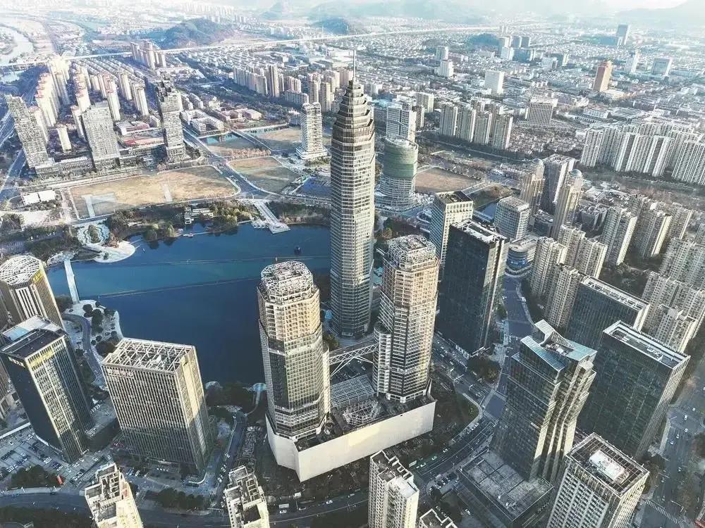 绍兴迪荡新城双子塔地标终于亮灯了，达到了交付条件。这两幢高二百一十米，总建筑面积