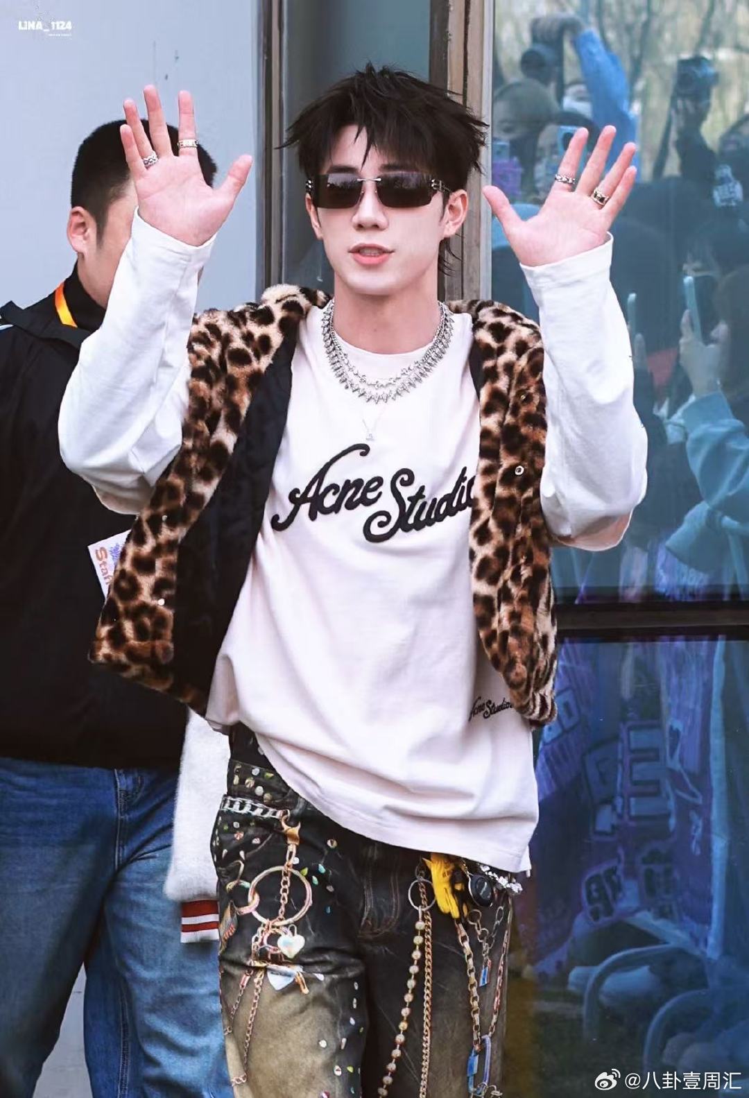 鹭卓超燃青春的合唱逆应援鹭卓超燃青春的合唱逆应援给粉丝发馕，好用心的小鹭卓鹭卓给