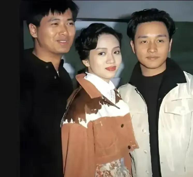 在名气相差不大的情况下，就看谁活得更久了。照片右边的两位全都比左边的这位名气大，
