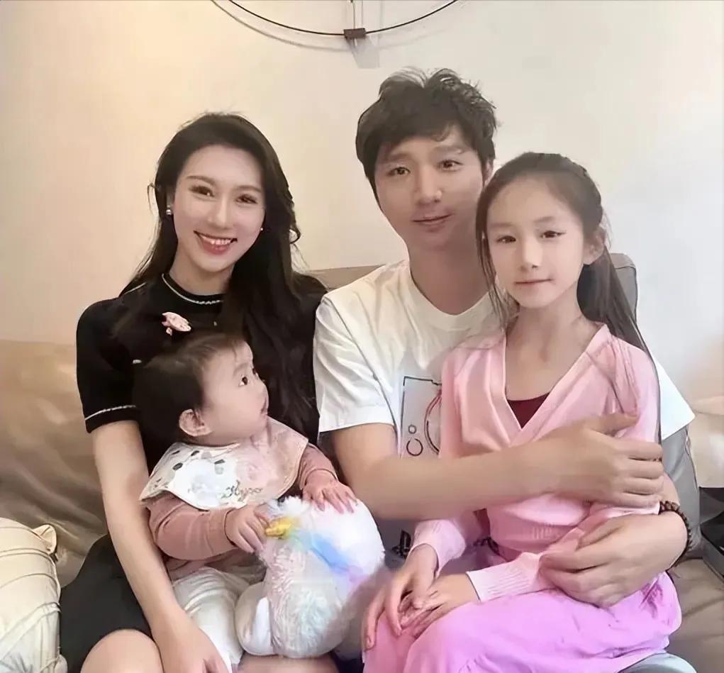 陈大愚出生于1989年，是陈佩斯的独生子，他25岁结婚，本来他不想那么早生小孩的