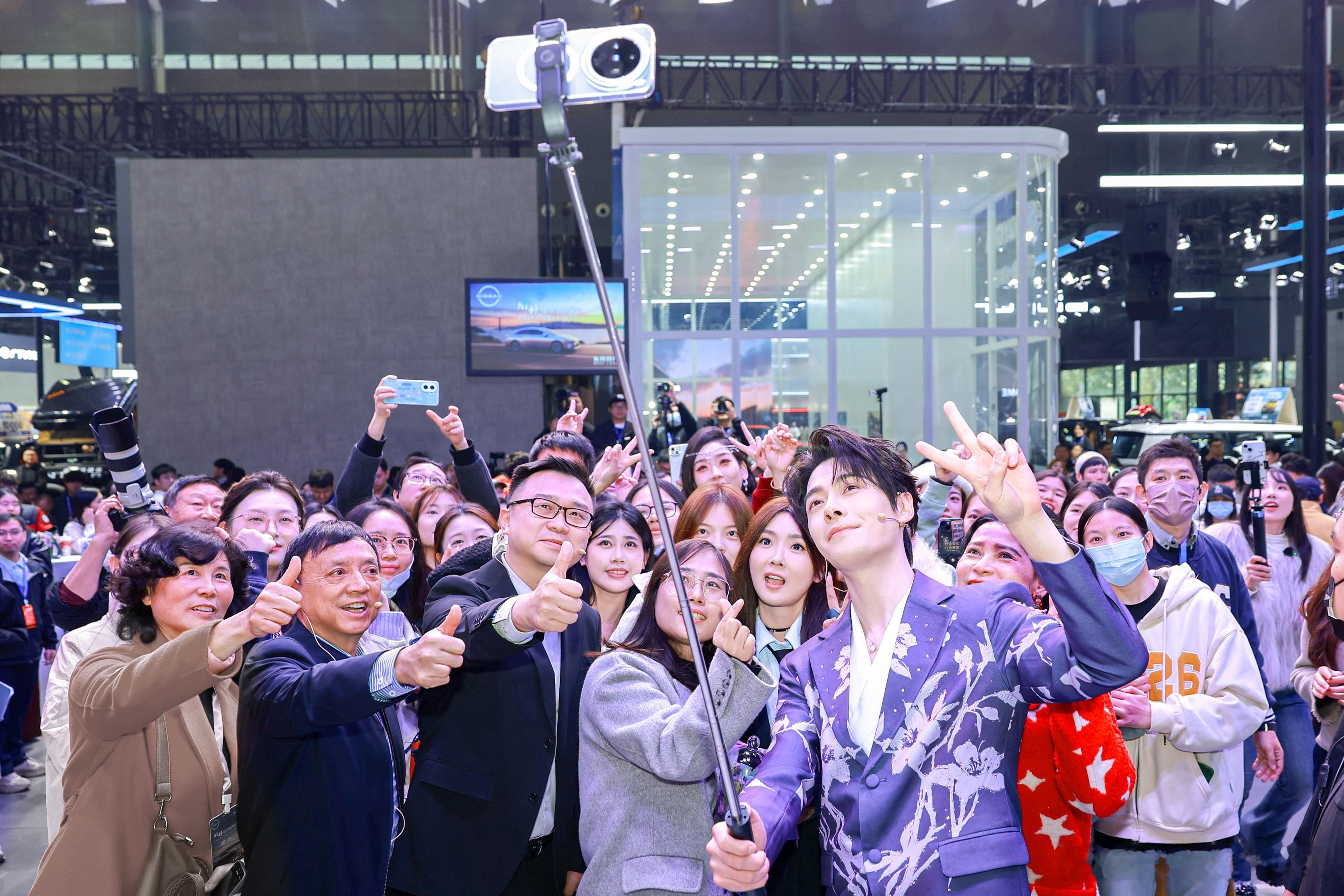 日产N6长沙车展新车交付（必须搭上购置税全免末班车啊）方逸伦也来了，各方情绪价值