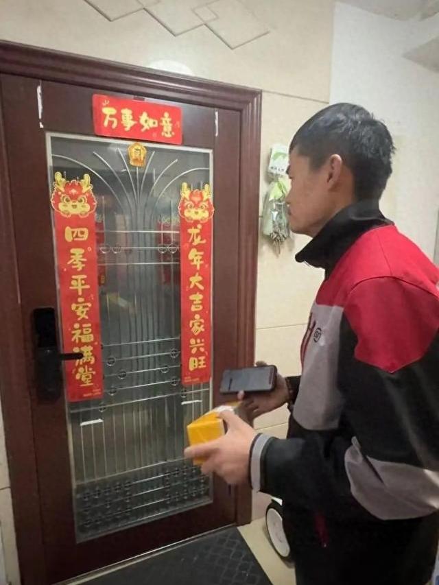 快递员将799元手机放门口丢失。这个话题冲上热搜。如今网友对快递都十分不满。快递