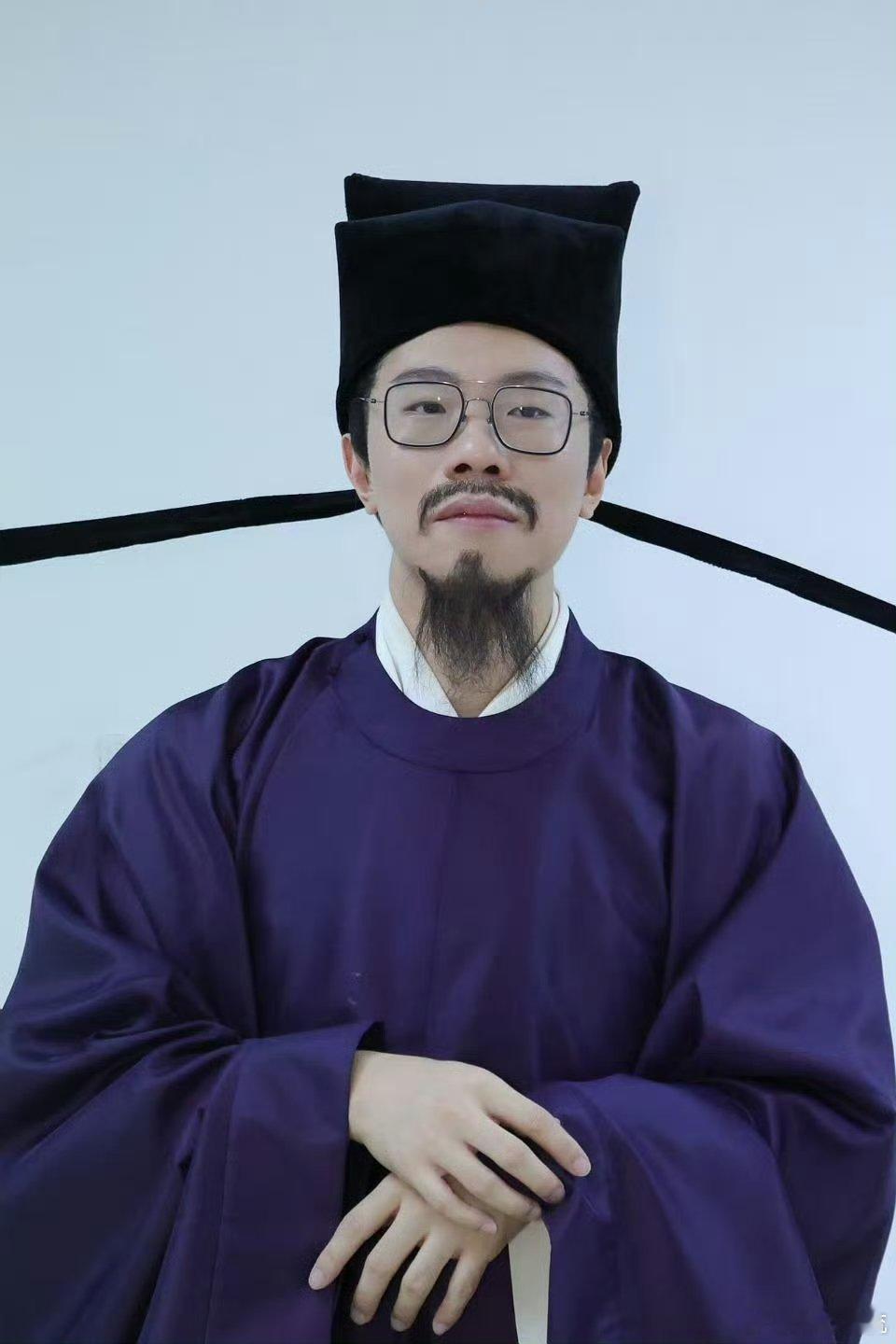 真心希望他能多接一些正剧角色。这种成熟、厚重的形象非常适合他，相信只要给他舞台，