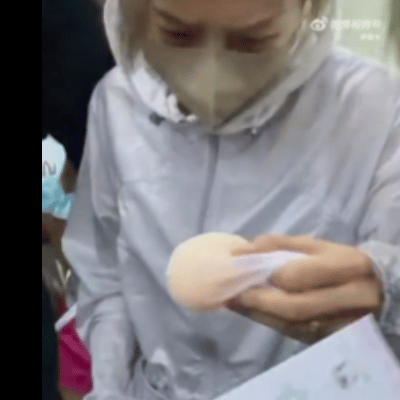 刘雨昕多年表管毁于一蛋 收到奇怪礼物也是懵的状态，粉丝送上画了自己脸的鸡蛋，眼睛