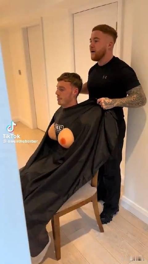 帕尔默披假胸理发袍笑称喜欢，英超球星幽默应对恶作剧
帕尔默的理发师想捉弄他，给他