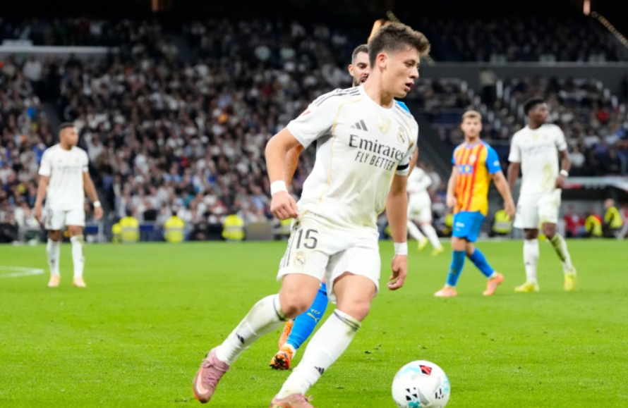 莫德里奇和克罗斯离队后，皇马一直在寻找中场大脑的角色，但他们的内部挖潜工作并不顺