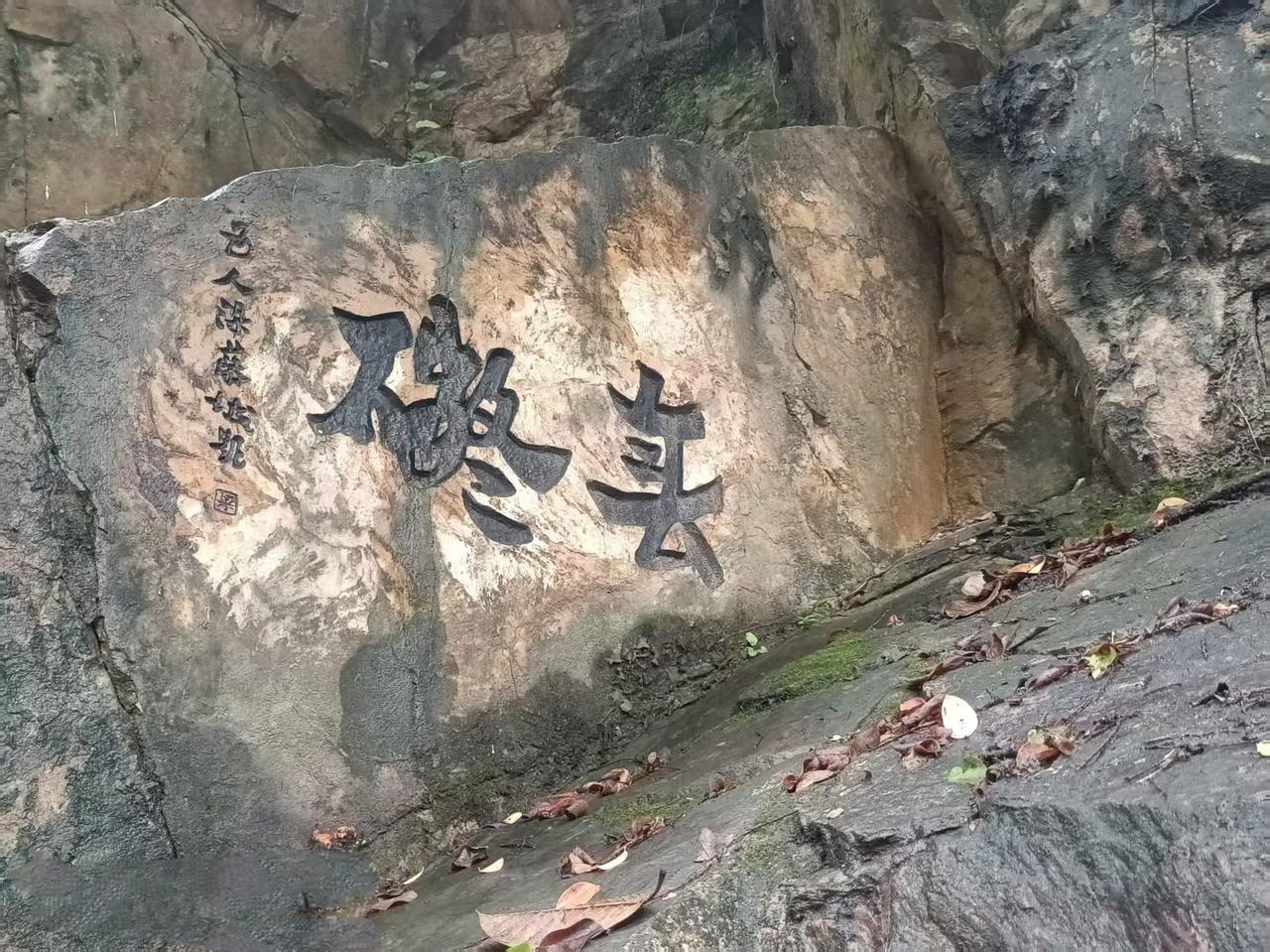 今天去佛山游玩，来到一座寺庙，听本地人说这寺庙拜神很灵的，就过去参观一下。
  