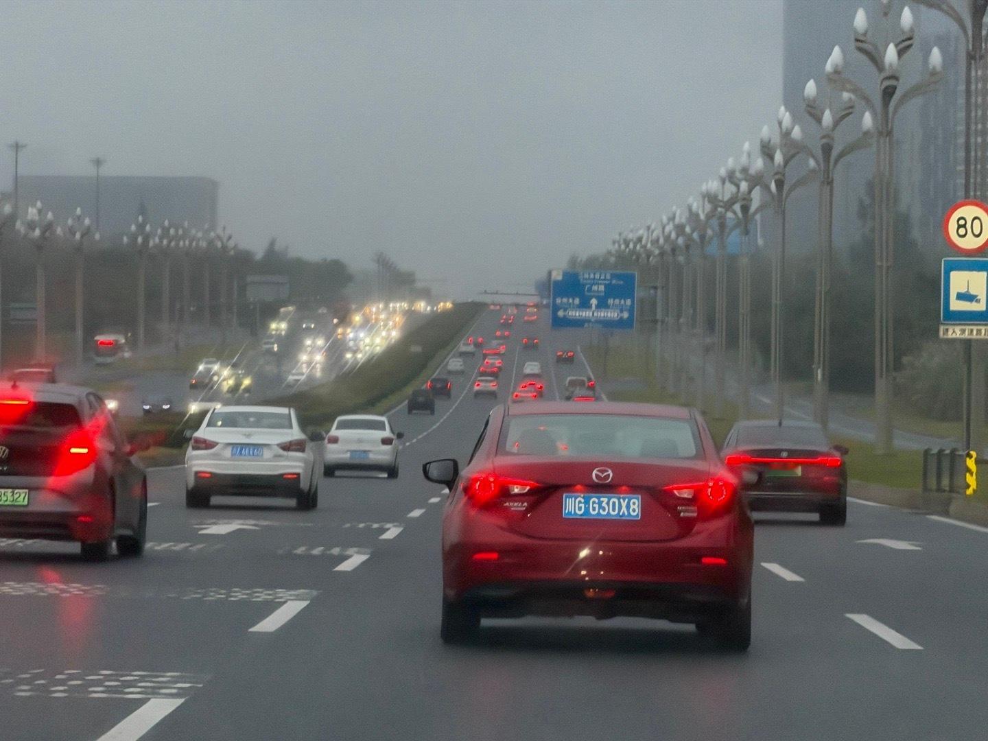 双向封闭十车道，限速80真的让人抓狂😫是为了续航吗  ​​​