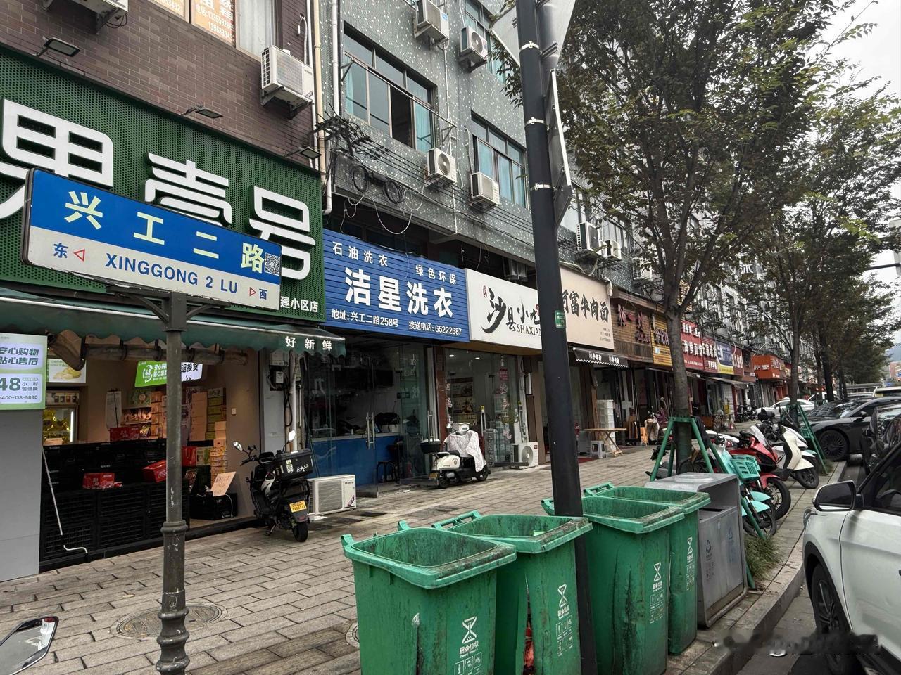在宁海街头，看到了这一幕，无语！刚刚在宁海县兴工二路看到的大煞风景的一幕：餐余垃