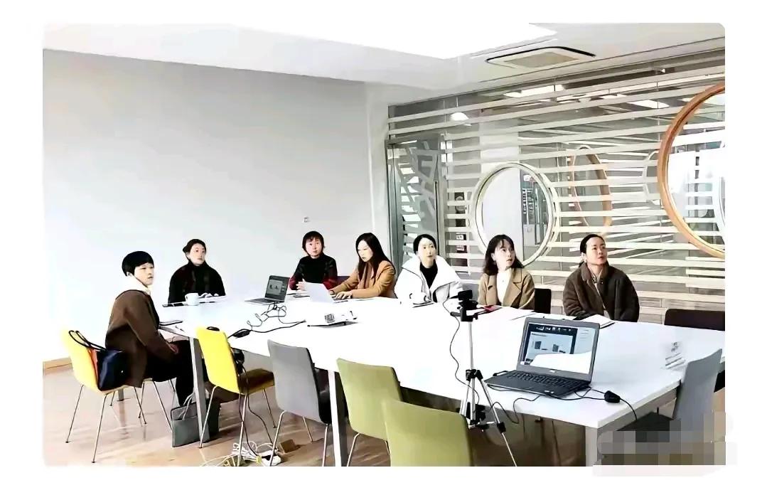 宗馥莉一张工作照，身旁都是女员工。人都是慕强的，这些女员工真幸运，可以和成功人士