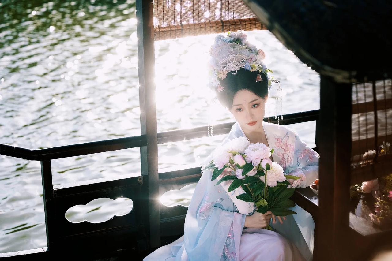 祝绪丹的美貌在娱乐圈也是独一份吧，
纯天然美女高鼻梁，大眼睛辨识度高，
不过美则