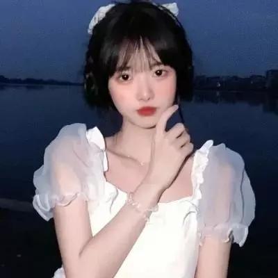 夜晚的湖边，白衣少女轻抚面颊，静谧而梦幻。阳光白裙少女 温柔白裙少女 夜景气质少