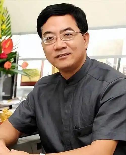 上海中山医院顶尖心内科主任葛均波，在为一位19岁的少女做心脏手术时，竟突然颤抖着