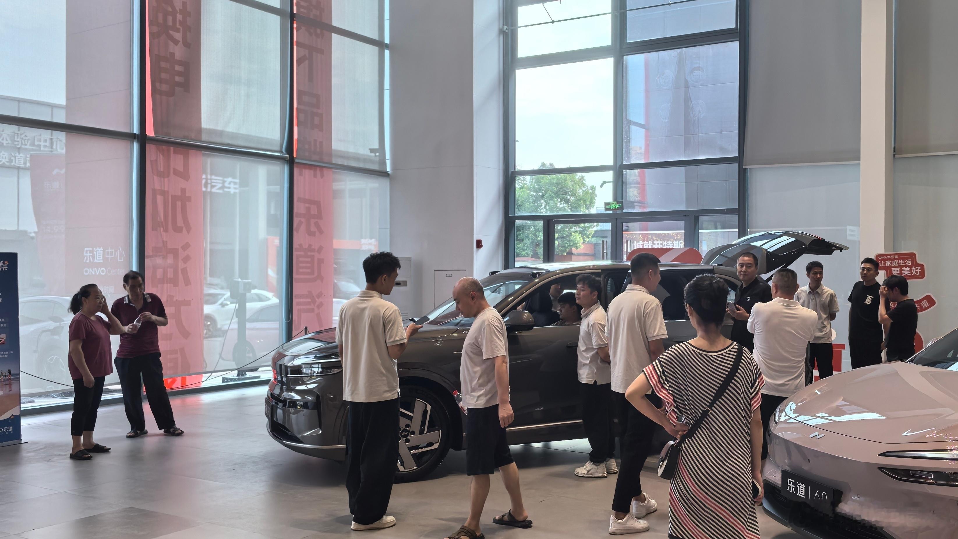 李斌在 ES8 预售发布会之后的媒体专访中透露，ES8 的订单超过 L90 当时