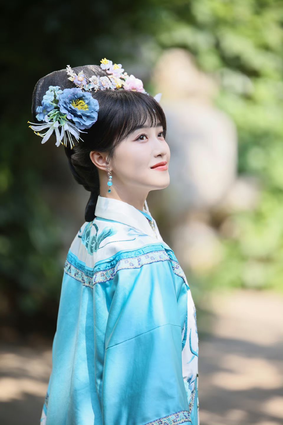 #蓝盈莹[超话]##蓝盈莹 人其实很少能好好说再见#蓝盈莹真的好会说啊，很多时候
