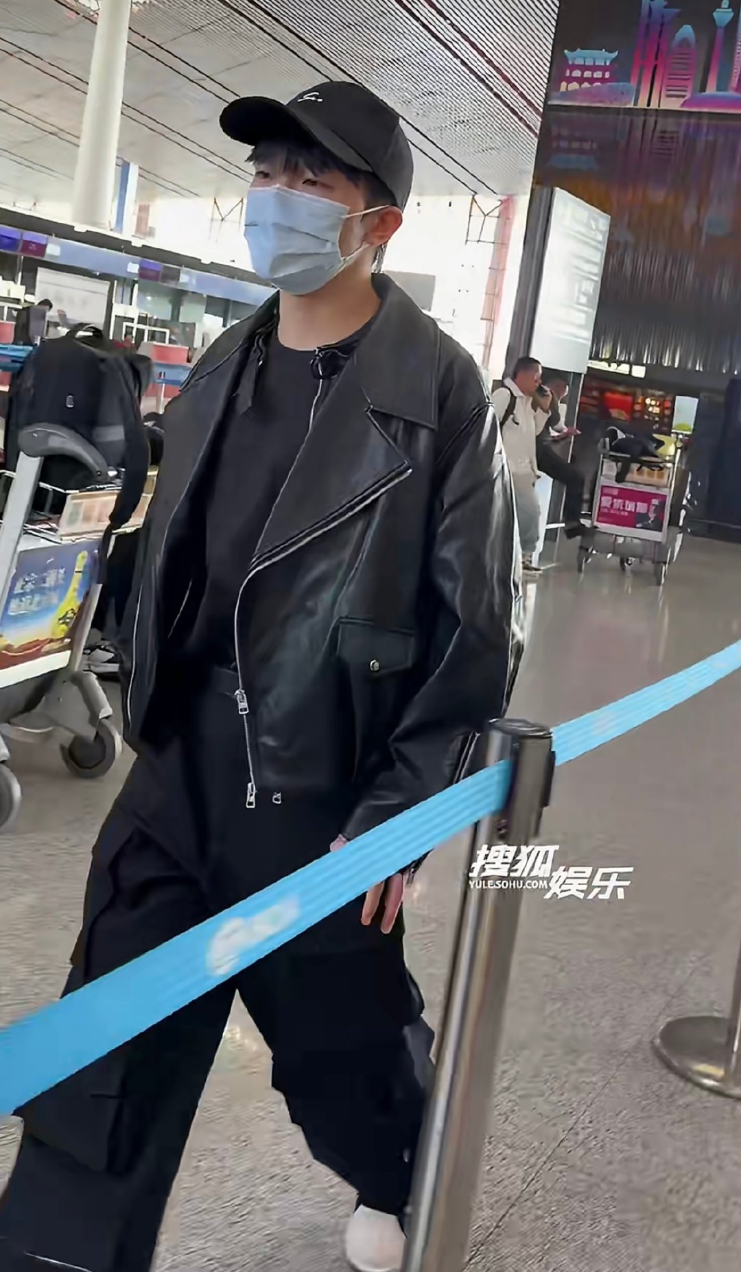 周深出发参加阅文盛典 奔赴澳门的同时也带来新作品，周深将在阅文盛典献上新歌首秀，