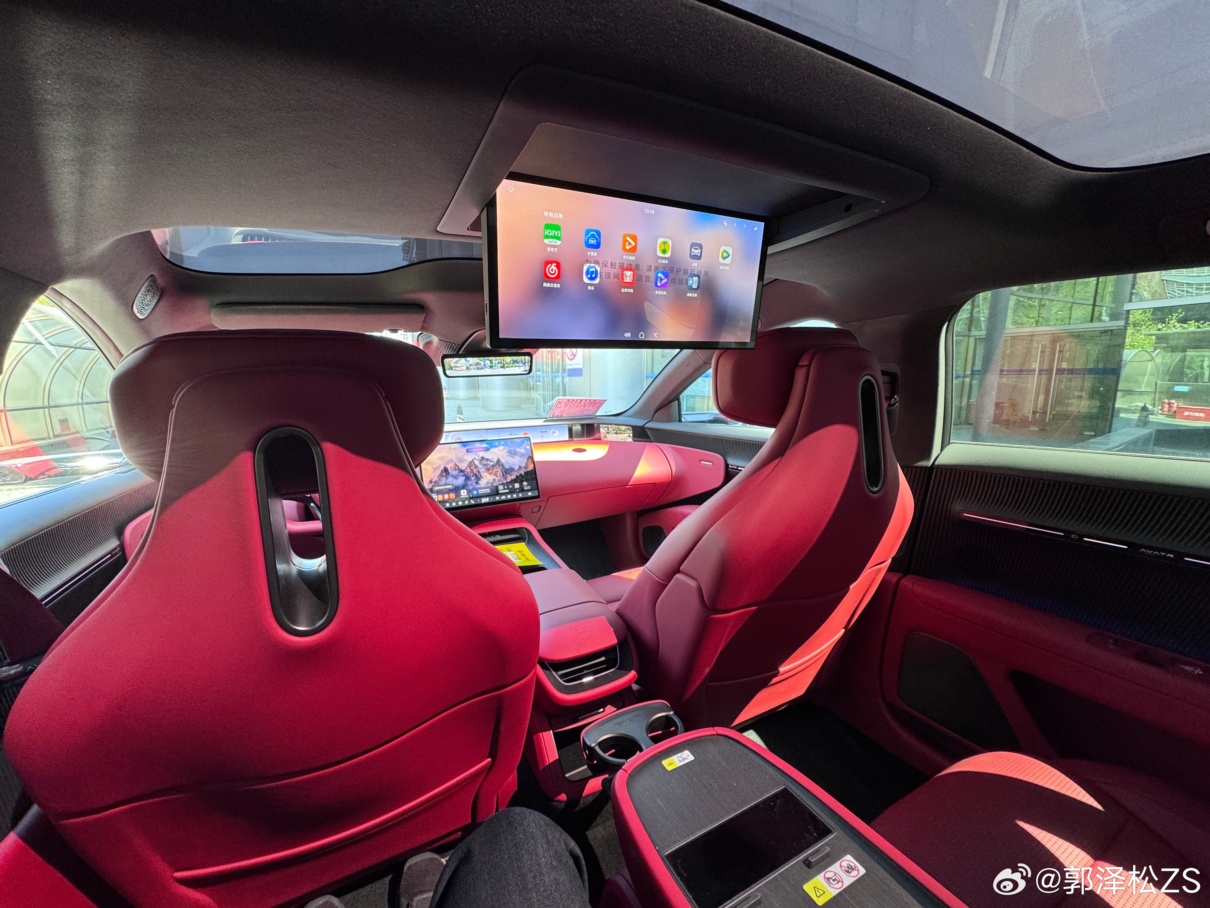 轿车里给吸顶屏的不多见啊！一眼看去全是设计的🚗 