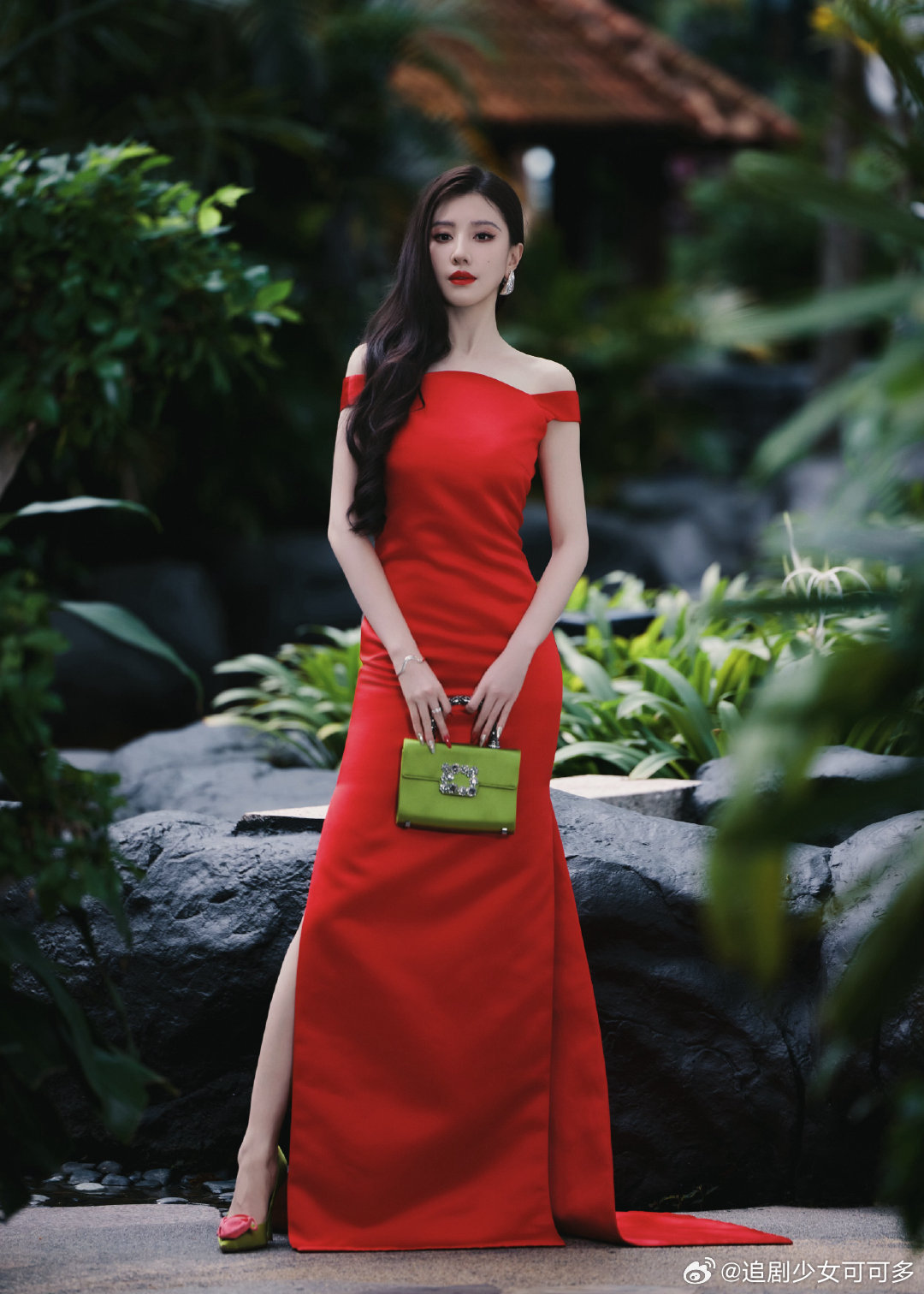 王鹤润红裙完全大女主王鹤润红裙气场王鹤润红裙完全大女主，太漂亮了吧！！ 