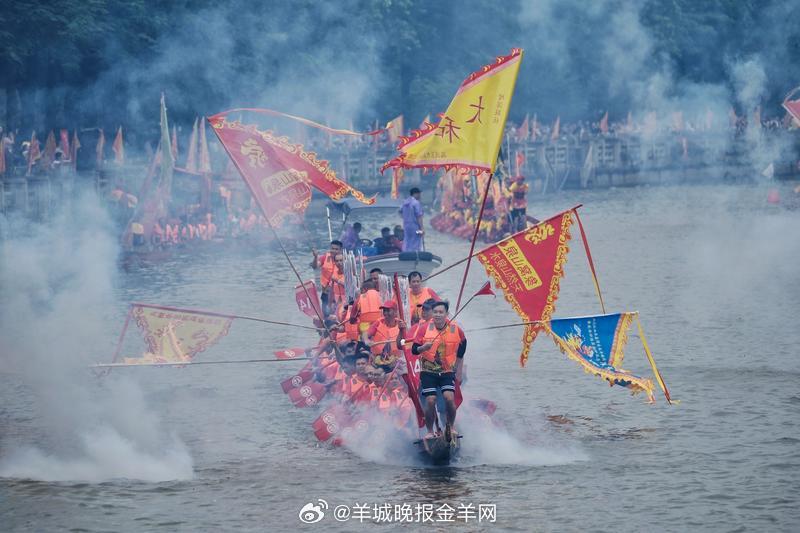 #早安# 端午安康！粽叶飘香时，龙舟竞渡日。愿如劲桨劈波，步履不停；似新绳系福，