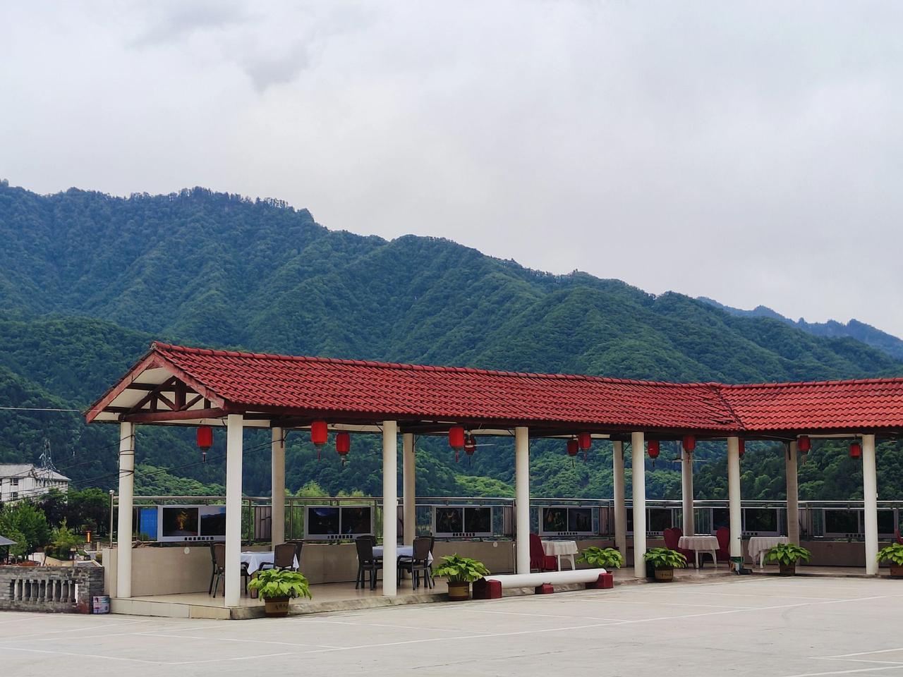 💟西安自驾一路向西，街景逐渐后退，城市渐行渐远，顺着西宝高速公路✔️经过太白县