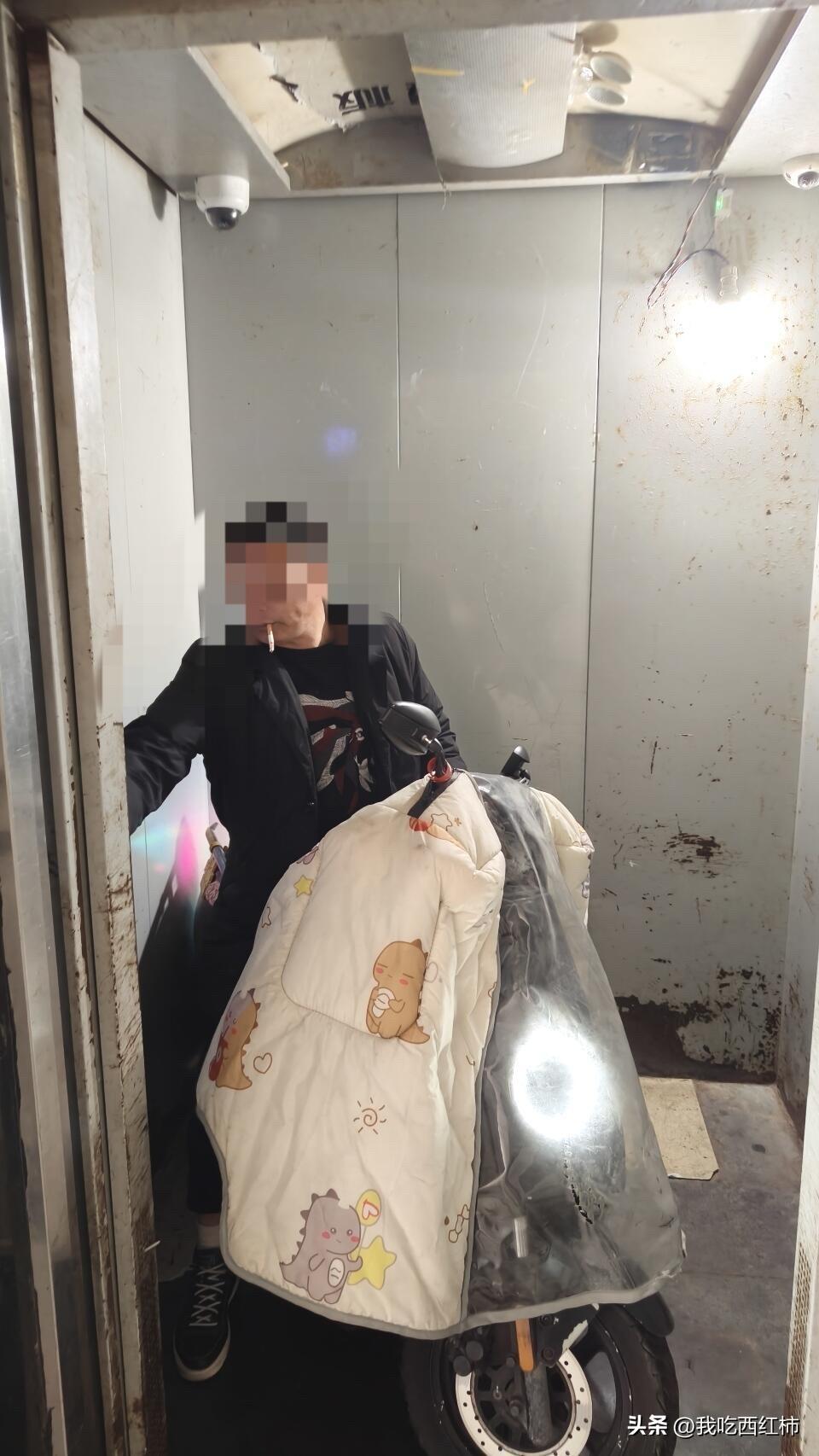 回小区看到一五十多岁男子骑电动车进电梯，我好心劝导不能进，男子不仅不听，还对我说