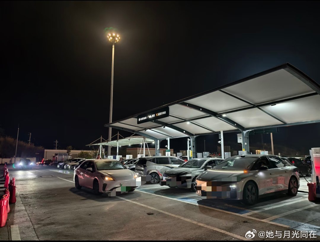 来上海解锁电车美学盛宴上海充电桩配套算是完善，但节假日外滩、迪士尼周边充电依旧要