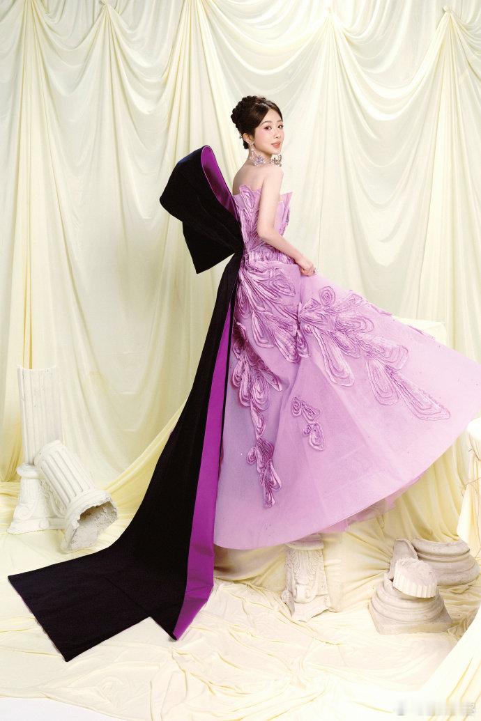 #杨紫晕染一地浪漫# #杨紫立体紫玫瑰裙# 杨紫身着立体紫玫瑰裙，晕染一地浪漫。