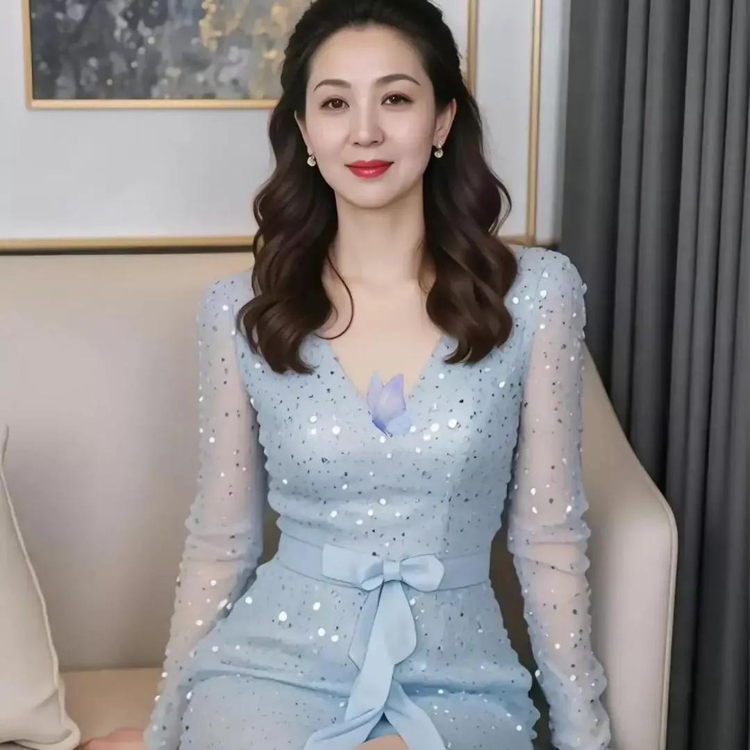 温柔优雅的蓝色连衣裙，搭配珍珠耳环，尽显高贵气质！紫色珍珠耳环 蓝色度假连衣裙 