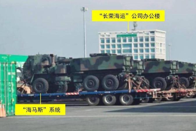 美国官员当众耍横放狠话，扬言谁敢拦运台军火船就要付出惨痛代价，看着场面紧绷大伙都