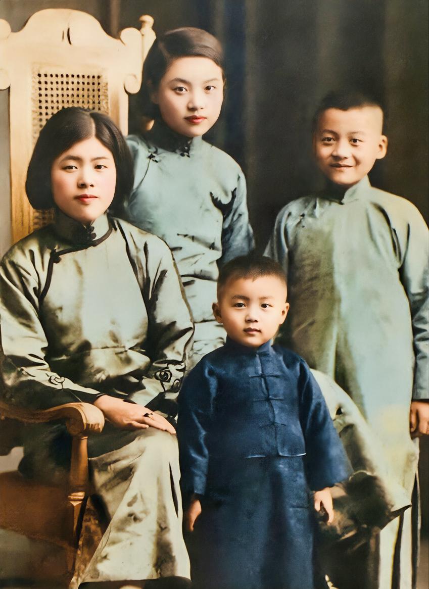 1934年北平，四人从右至左：10岁邓稼先、4岁邓槜先、18岁二姐邓茂先、20岁