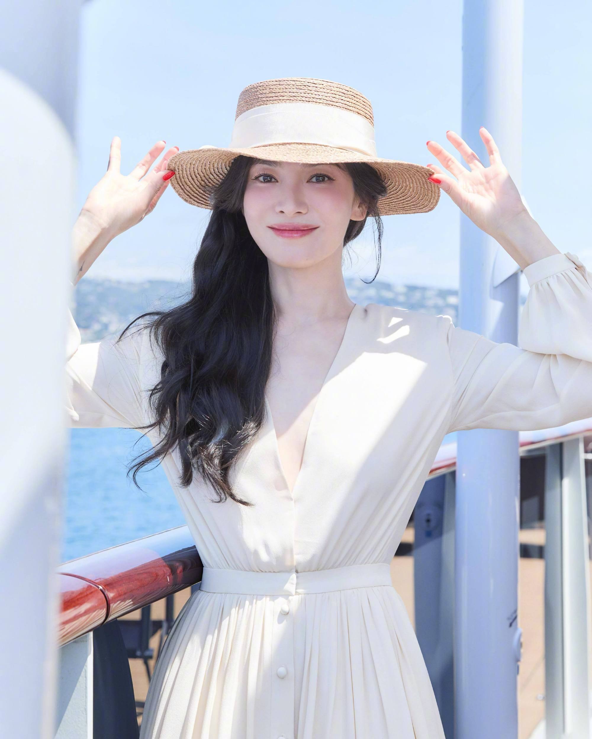 宋慧乔 in Guerlain 📷🌊☀️ 邮轮活动拍摄图，海风拂下的美貌，明