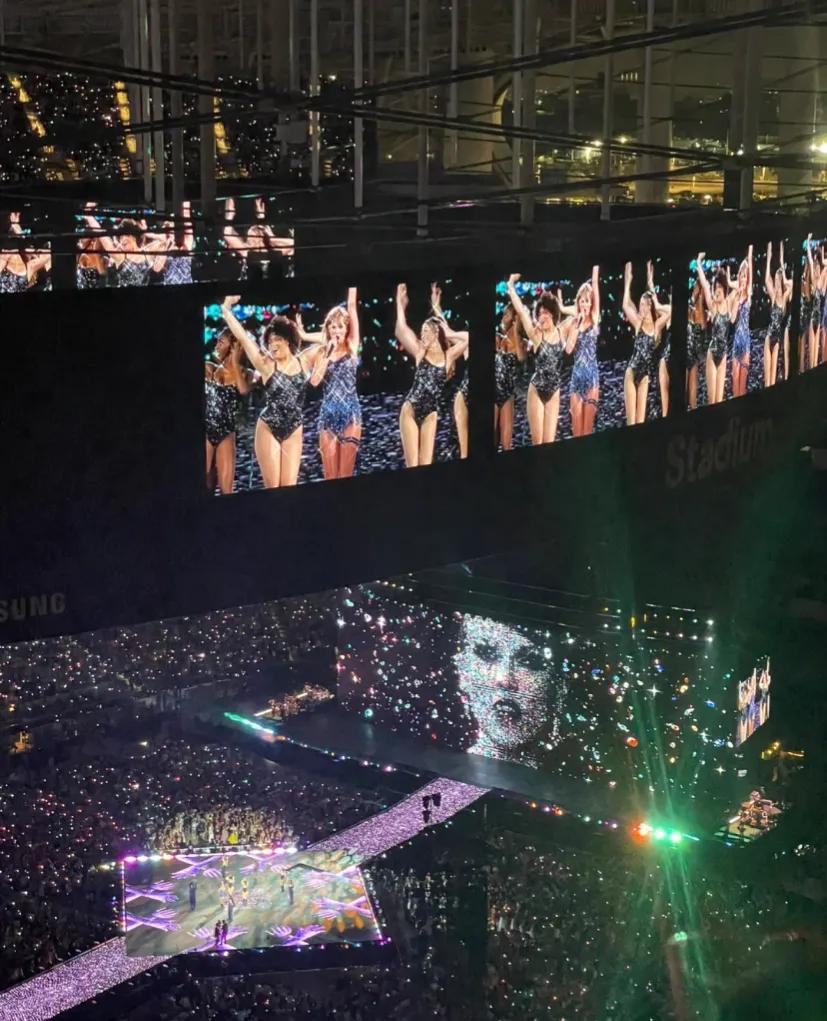 LA首场Taylor Swift小总结
现场几乎每个人都打扮得美美的，建议穿闪片