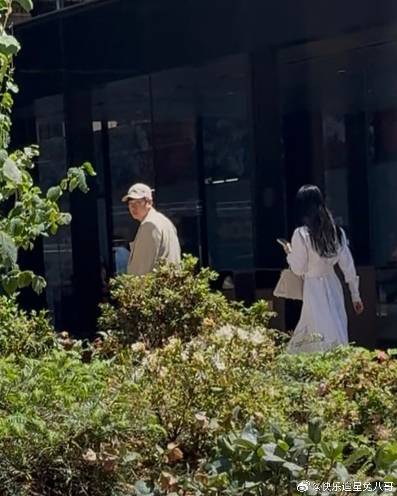 纽约街头偶遇林俊杰七七纽约偶遇林俊杰七七逛街 纽约街头偶遇林俊杰七七，参加完毕业