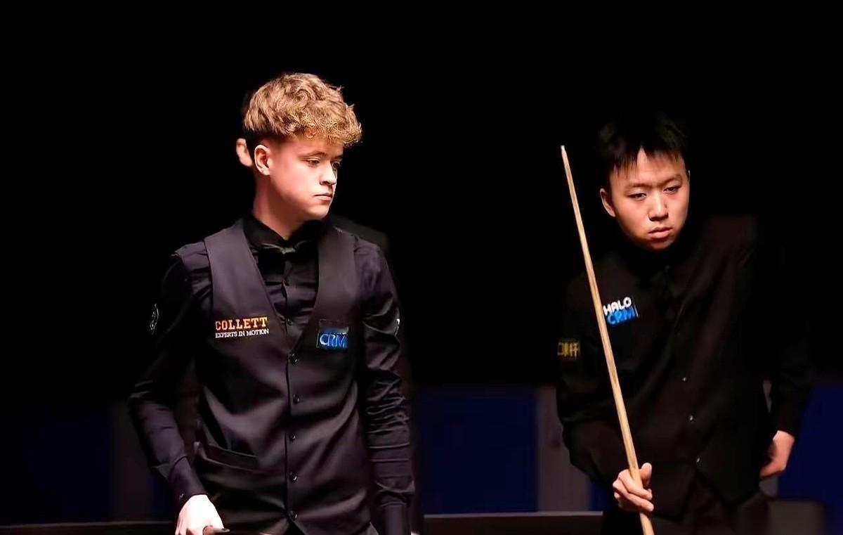 中国20岁斯诺克小将江俊，在世锦赛资格赛的赛场上，把球杆变成了“导火索”。
原本